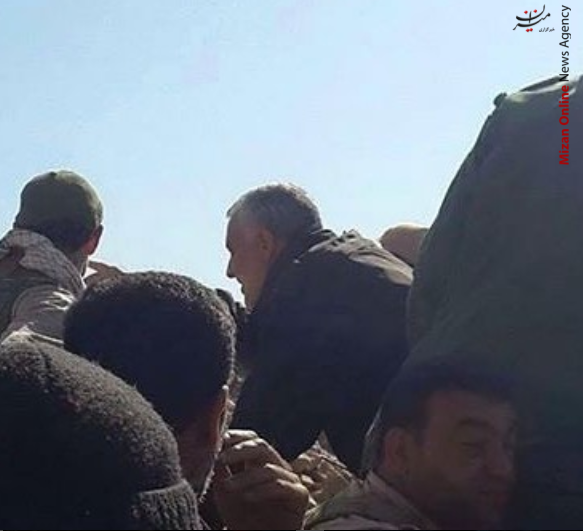 تصاویر ناب سردار حاج قاسم سلیمانی/ از «آرامش قبل از عملیات» تا «بوسیدن پیشانی یک نویسنده»