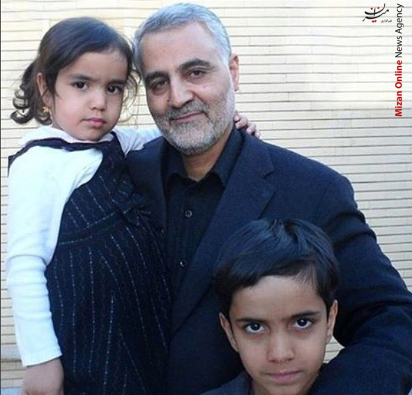 تصاویر ناب سردار حاج قاسم سلیمانی/ از «آرامش قبل از عملیات» تا «بوسیدن پیشانی یک نویسنده»