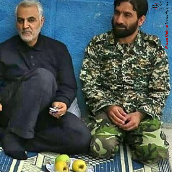 تصاویر ناب سردار حاج قاسم سلیمانی/ از «آرامش قبل از عملیات» تا «بوسیدن پیشانی یک نویسنده»