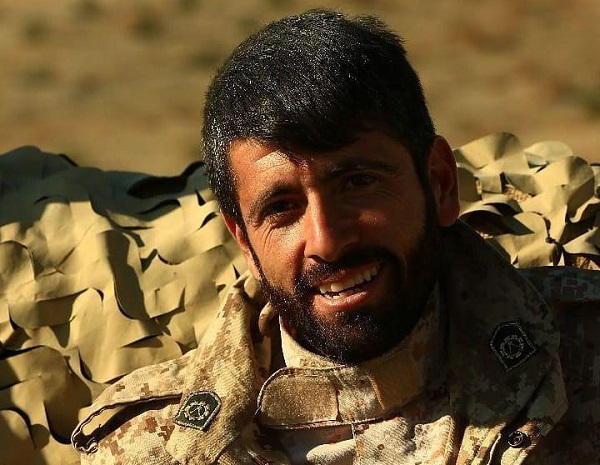 شهید مدافع حرم در آغوش فرمانده نیروی زمینی سپاه + عکس
