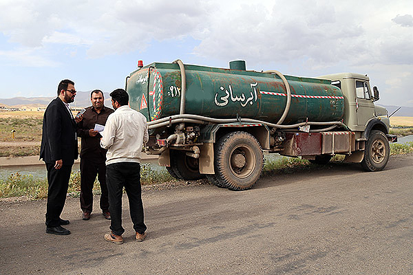 بازدید معاون حقوق عامه دادسرای قزوین از مسیر کانال آب/ برداشت غیرمجاز آب در غیاب مسئولان ناظر/ دستگا‎های متولی در صیانت از منابع آبی جدی‎تر وارد شوند