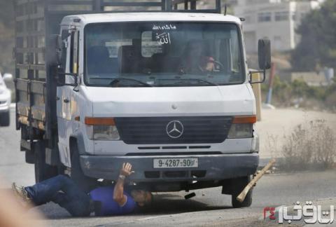 لحظه زیر گرفتن یک اسرائیلی توسط جوان فلسطینی لحظه زیر گرفتن یک اسرائیلی توسط جوان فلسطینی