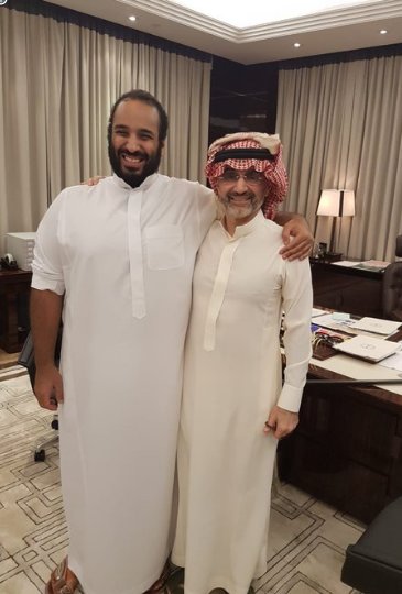 انتشار نخستین تصویر شاهزاده میلیاردر عربستانی در کنار بن سلمان پس از آزادی