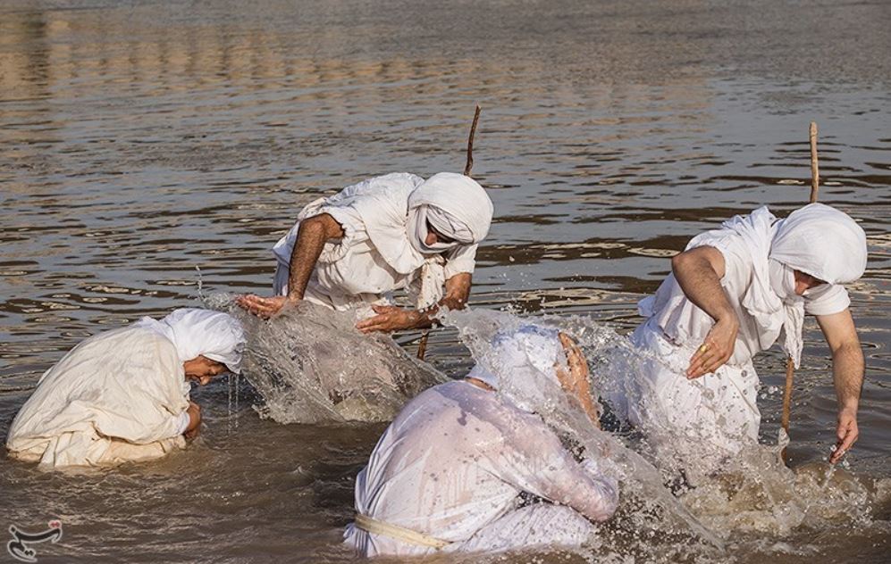 عکس/ مراسم غسل تعمید صابئین مندایی در اهواز به مناسبت تولد حضرت آدم (ع)