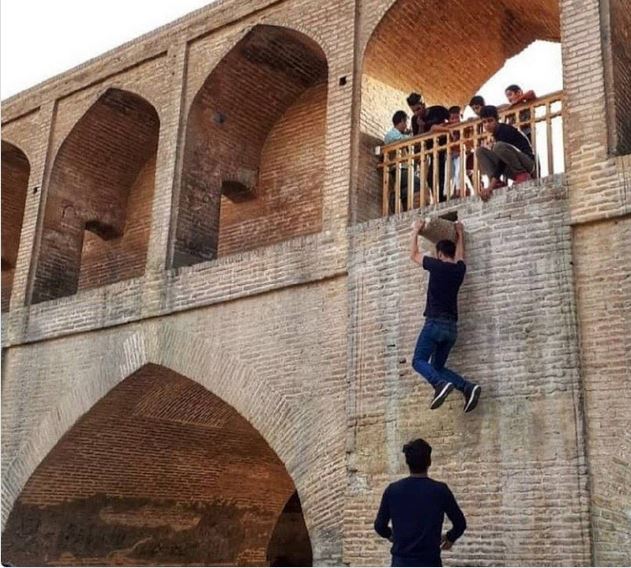 بارفیکس رفتن با ناودان سی و سه پل + عکس بارفیکس رفتن با ناودان سی و سه پل + عکس