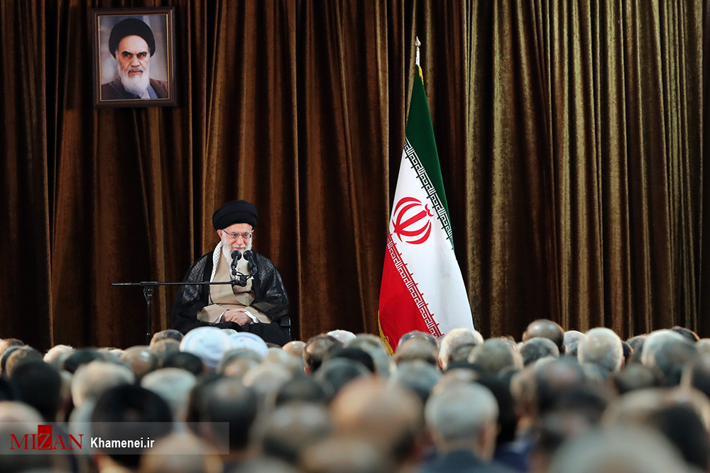 رهبر انقلاب روایتی تصویری از اتفاقات روز گذشته/ خادمی افتخاری سردار سلیمانی در حرم امام رضا (ع) / انهدام سلاحهای توقیف شده در آمریکا