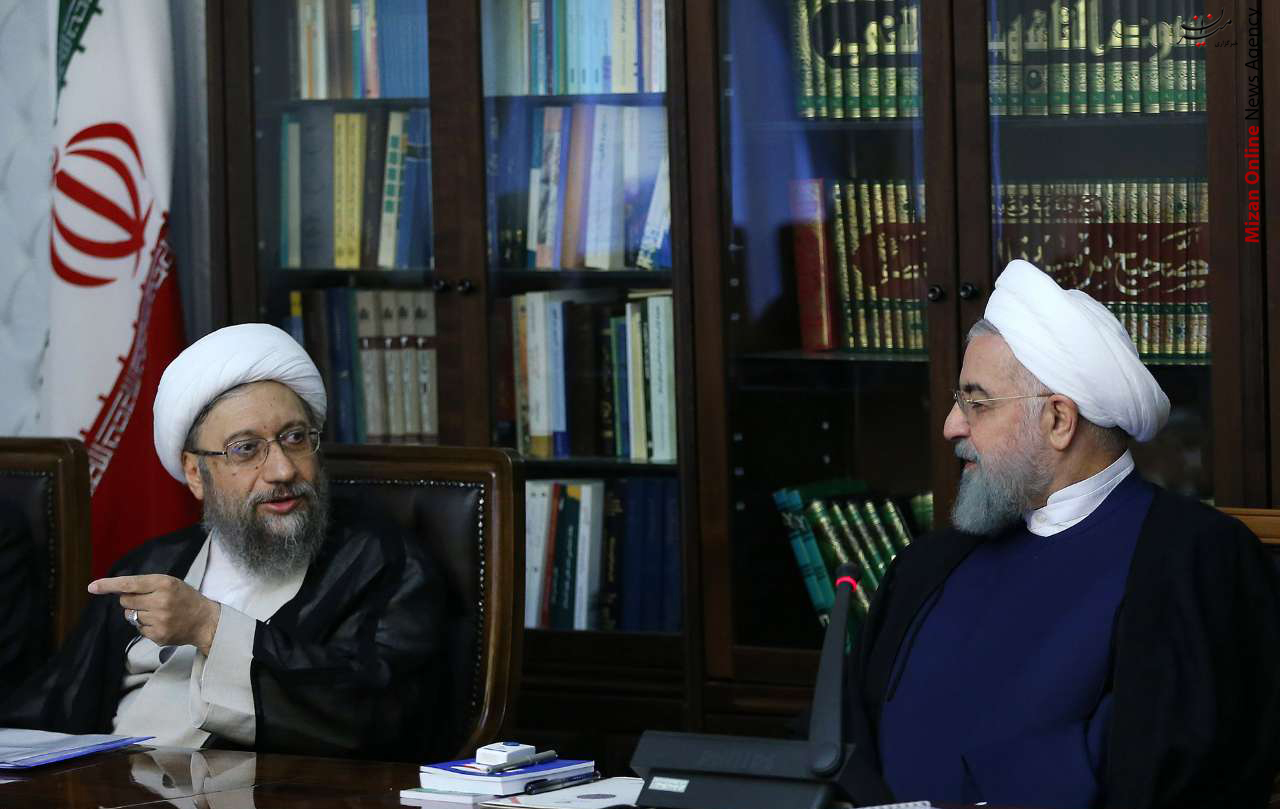 روحانی روایتی تصویری از اتفاقات روز گذشته/ خادمی افتخاری سردار سلیمانی در حرم امام رضا (ع) / انهدام سلاحهای توقیف شده در آمریکا