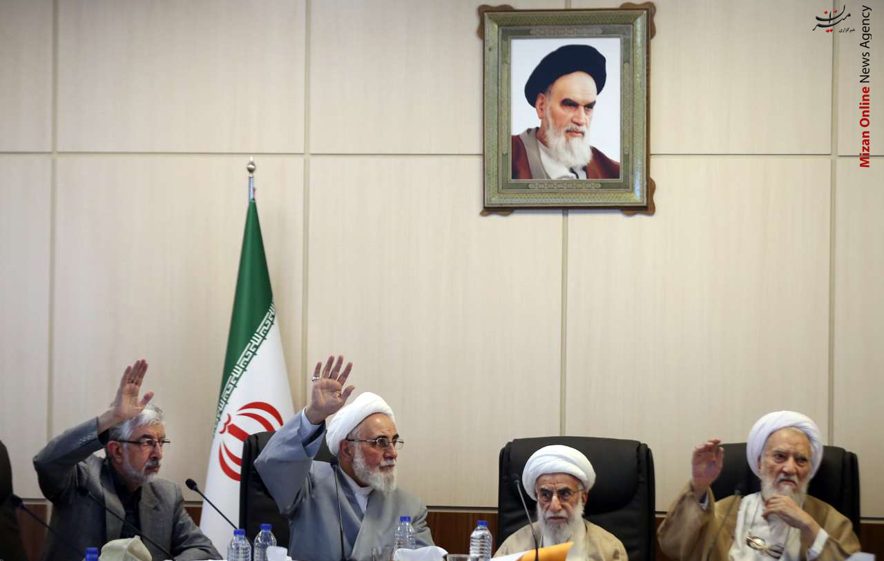 مجمع تشخیص مصلحت روایتی تصویری از اتفاقات روز گذشته/ خادمی افتخاری سردار سلیمانی در حرم امام رضا (ع) / انهدام سلاحهای توقیف شده در آمریکا