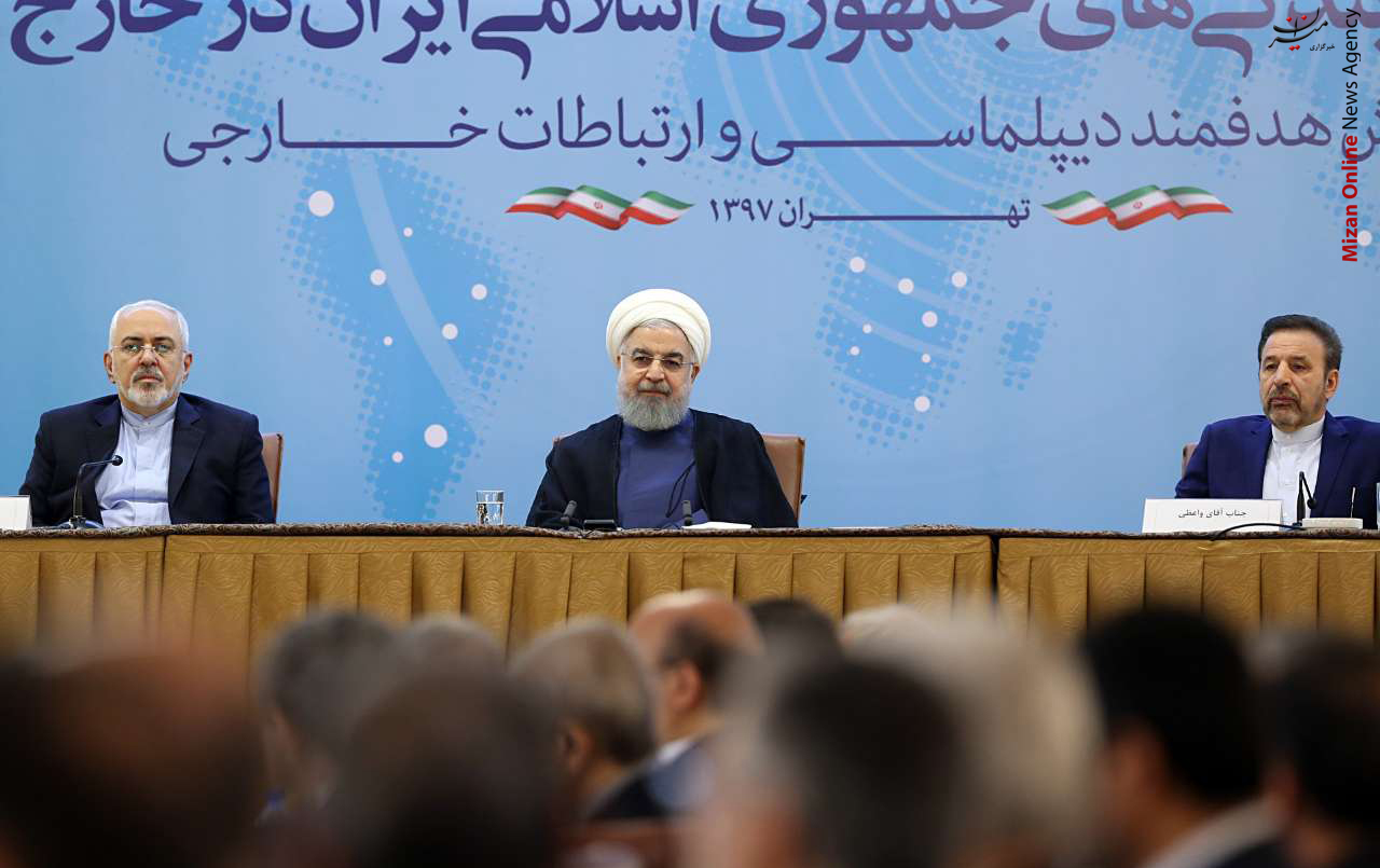 روحانی روایتی تصویری از اتفاقات روز گذشته/ همایش رؤسای نمایندگیهای ایران در خارج از کشور/ آتش سوزی برج ۲۱ طبقه در تهران