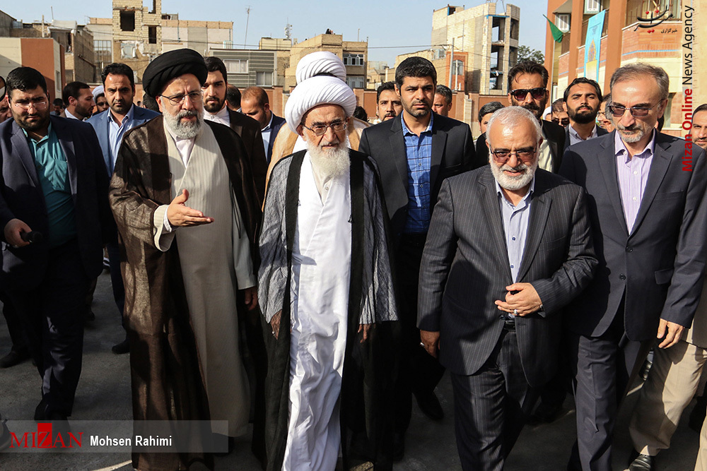 رئیسی ماجرای پرداخت هزینه یک مجله توسط پدر «معاون بیت رهبری» و توزیع رایگان آن/ آیا قیمت دلار بالا میرود؟/ ایده خلاقانه راننده مینی بوس برای خنک کردن مسافران +عکس