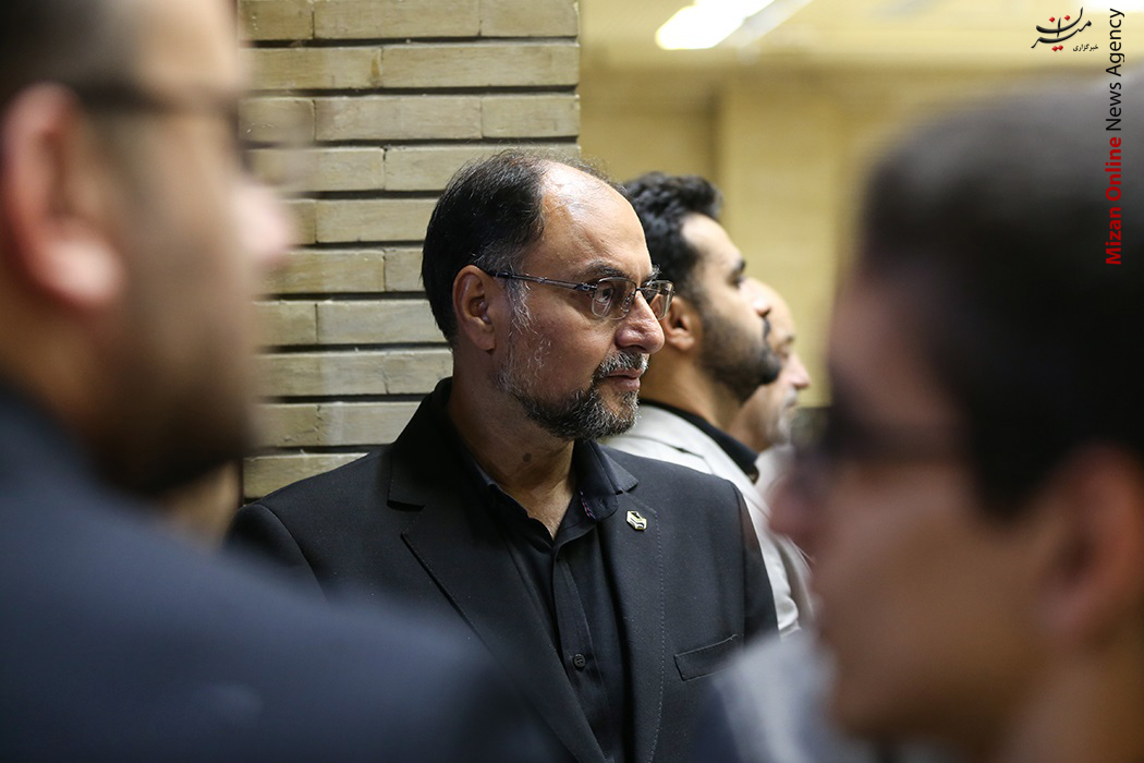آقا وحید ماجرای پرداخت هزینه یک مجله توسط پدر «معاون بیت رهبری» و توزیع رایگان آن/ آیا قیمت دلار بالا میرود؟/ ایده خلاقانه راننده مینی بوس برای خنک کردن مسافران +عکس
