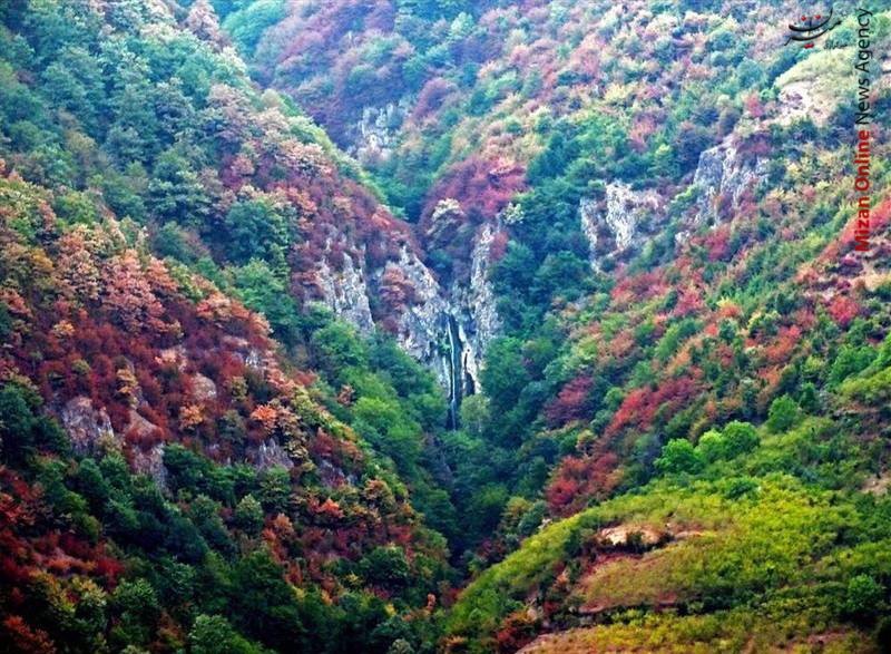 آبشاری زیبا در دل طبیعت گیلان +عکس