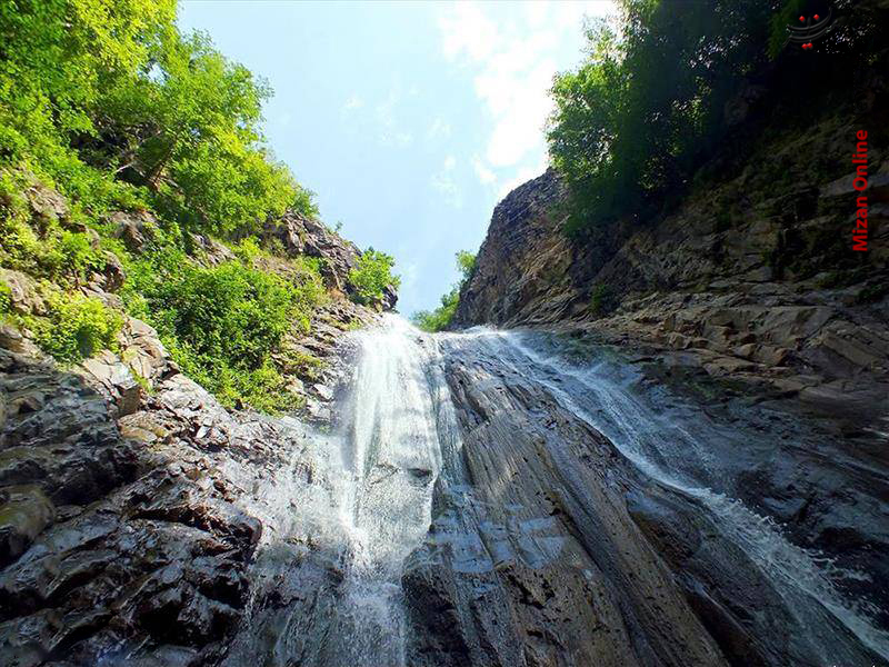 آبشاری زیبا در دل طبیعت گیلان +عکس