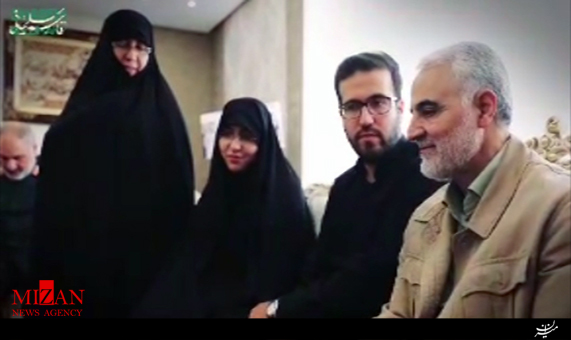 لحظاتی از حضور حاج قاسم سلیمانی در منزل خانواده شهدا لحظاتی از حضور حاج قاسم سلیمانی در منزل خانواده شهدا + فیلم