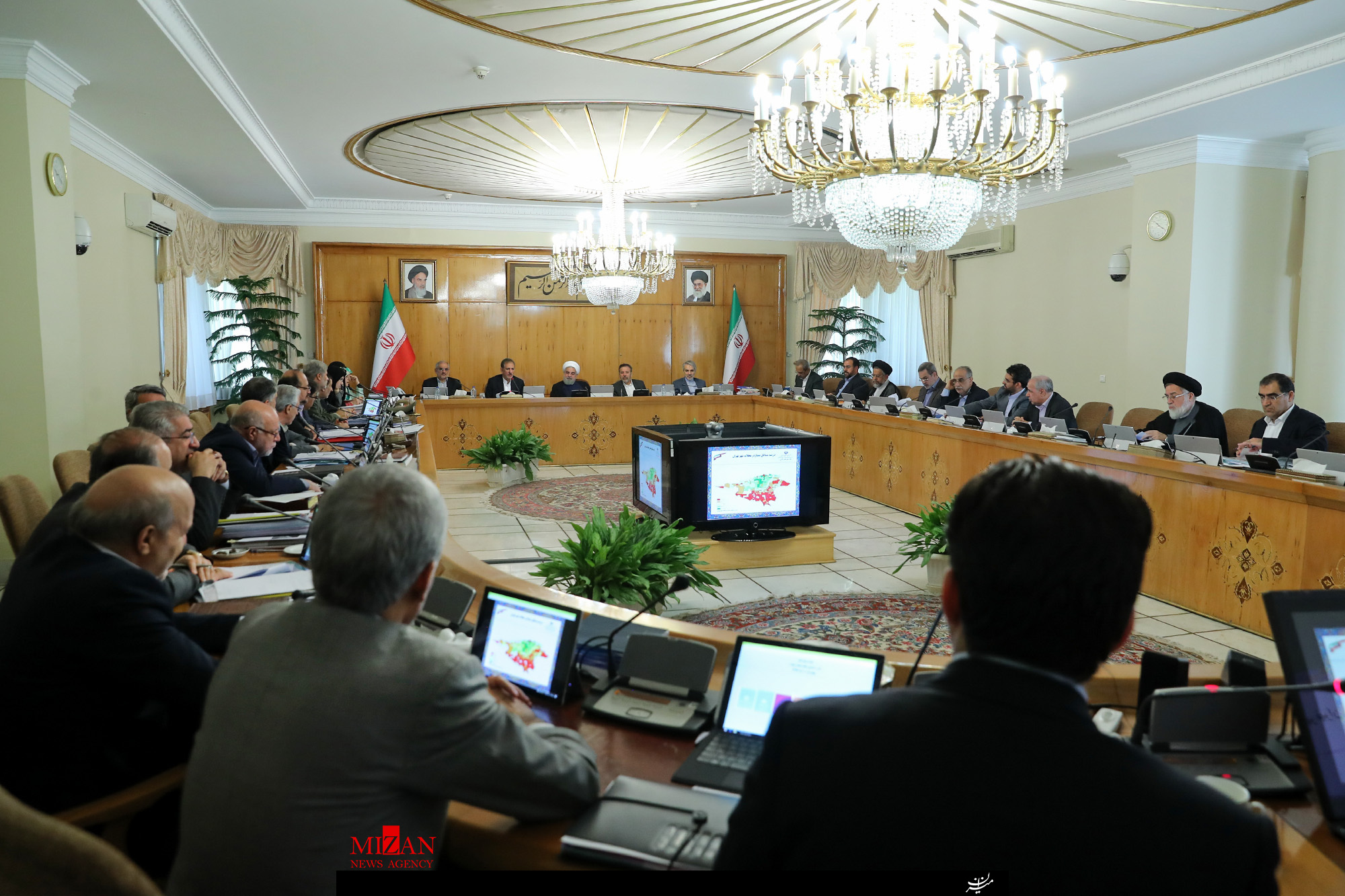 تصمیمات مهم هیات دولت برای ساماندهی بازار ارز/ ارز کلیه کالا‌های اساسی و دارو به نرخ رسمی تأمین می‌شود