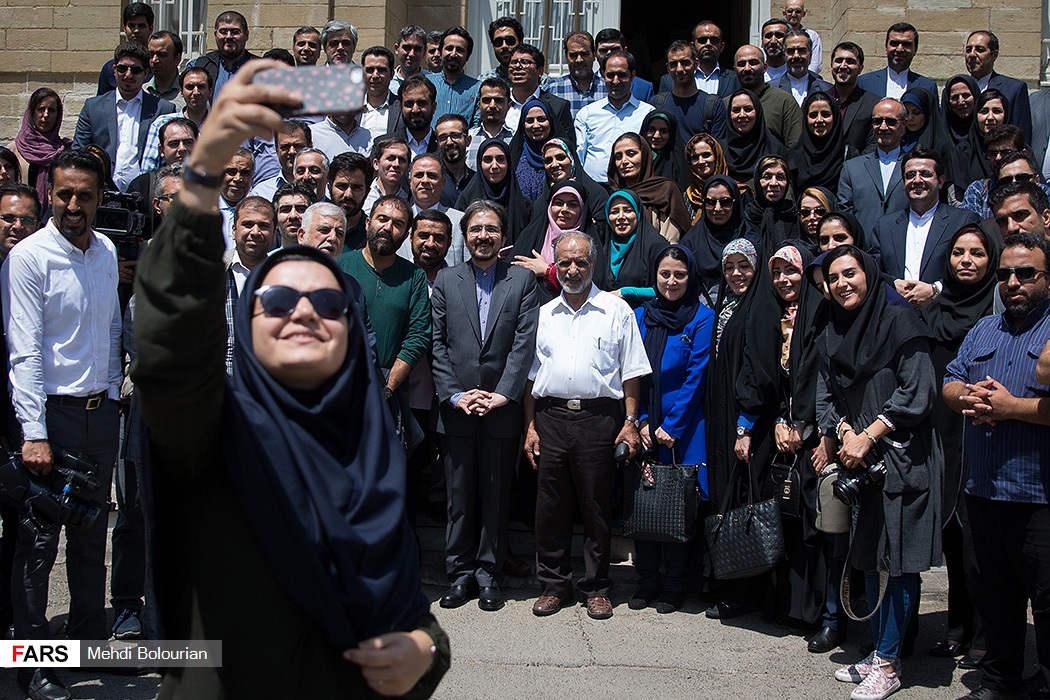 سلفی خبرنگاران با سخنگوی وزارت امور خارجه + عکس سلفی خبرنگاران با سخنگوی وزارت امور خارجه + عکس