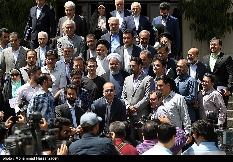 عکس یادگاری خبرنگاران با رئیس جمهور و وزرا در حیاط دولت عکس یادگاری خبرنگاران با رئیس جمهور و وزرا در حیاط دولت