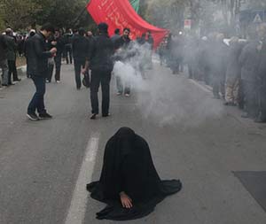 بانوی شیرازی نذر عجیبش را در عاشورا ادا کرد بانوی شیرازی نذر عجیبش را در عاشورا ادا کرد