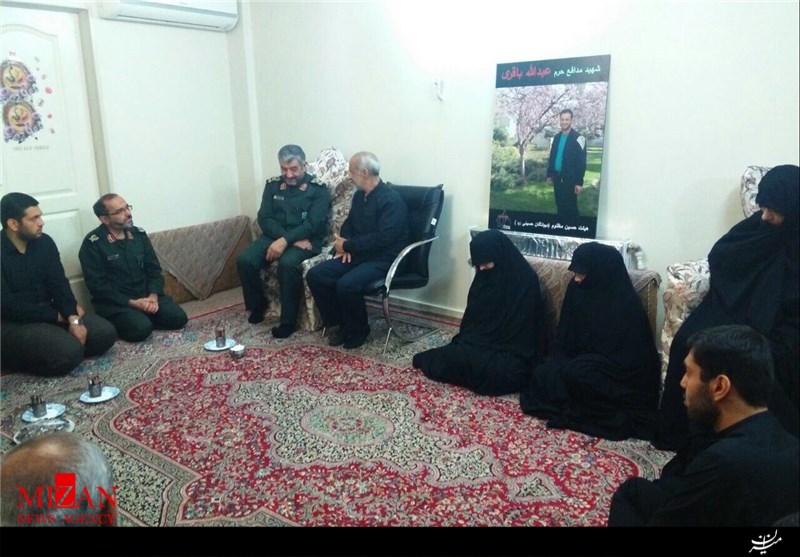 فرمانده کل سپاه در منزل شهید مدافع حرم+عکس فرمانده کل سپاه در منزل شهید مدافع حرم+عکس