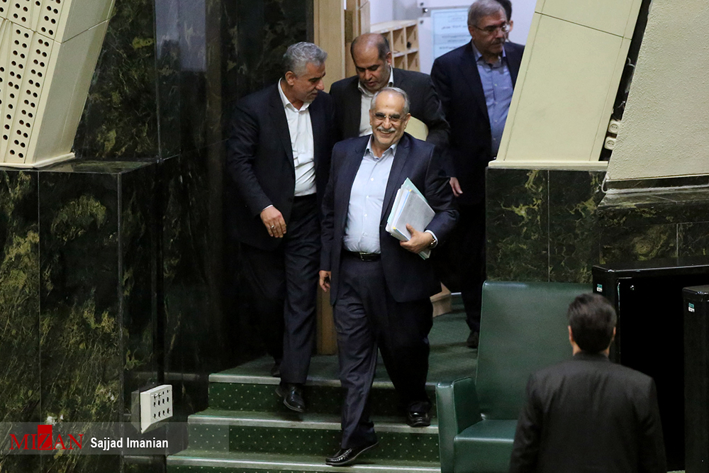 استیضاح وزیر اقتصاد/ روحانی حضور نیافت/ چه کسانی کرباسیان را همراهی می‌کنند؟