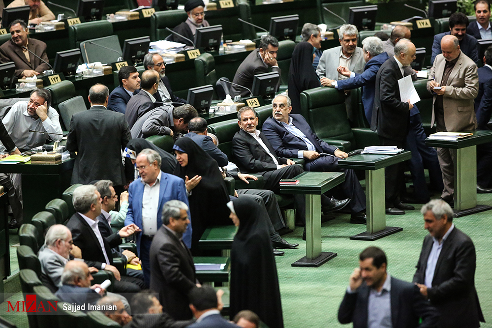 استیضاح وزیر اقتصاد/ روحانی حضور نیافت/ چه کسانی کرباسیان را همراهی می‌کنند؟