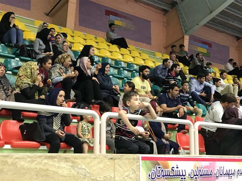 برگزاری مرحله گروهی رقابت‌های کشتی خردسالان کشور با حضور خانواده‌ها +عکس
