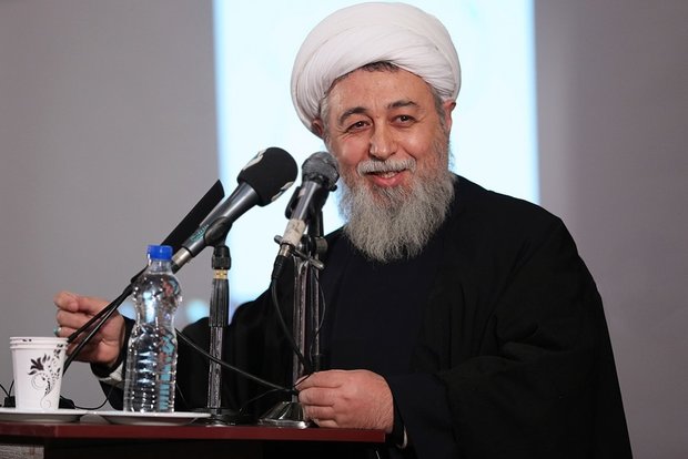 غدیر در مکتب ما نمادی از موضوع امامت و ولایت است غدیر در مکتب ما نمادی از موضوع امامت و ولایت است