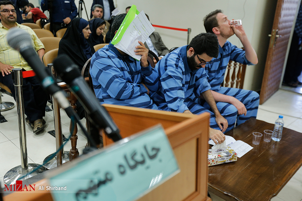 دادگاه رسیدگی به اتهامات اخلالگران بازار تلفن همراه برگزاری ۳ جلسه در کمتر از ۴ روز نشان از عزم دستگاه قضایی برای مقابله با مفسدان اقتصادی دارد/ انتشار تصویر و مشخصات متهمان، اقدامی شایسته در برخورد با مجرمان