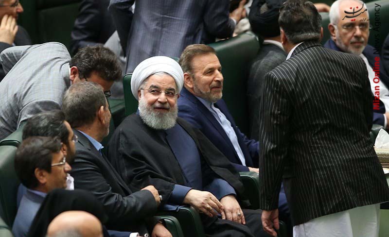 روحانی گزینهای که از روی میز برداشته شد