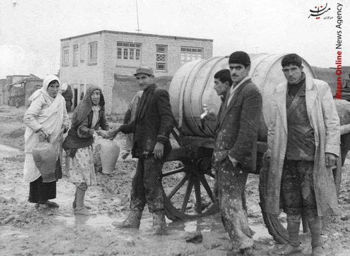 تهران؛ دهه ۱۳۴۰ شمسی - پایتخت هنوز آب لوله کشی نداشت و توزیع آب شُرب اینگونه انجام می گرفت. تاثیر نوعی میوه در درمان چاقی