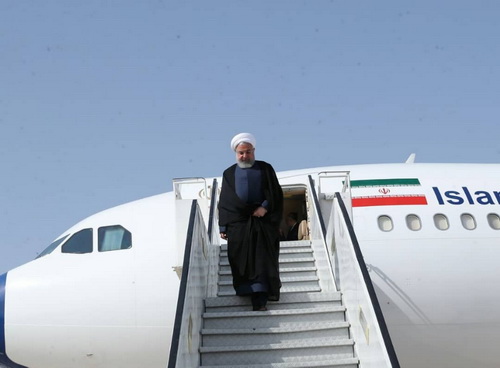 روحانی به منظور افتتاح چند طرح پتروشیمی  وارد عسلویه شد