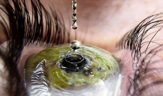 چکیدن قطره روی قرنیه چشم +عکس چکیدن قطره روی قرنیه چشم +عکس