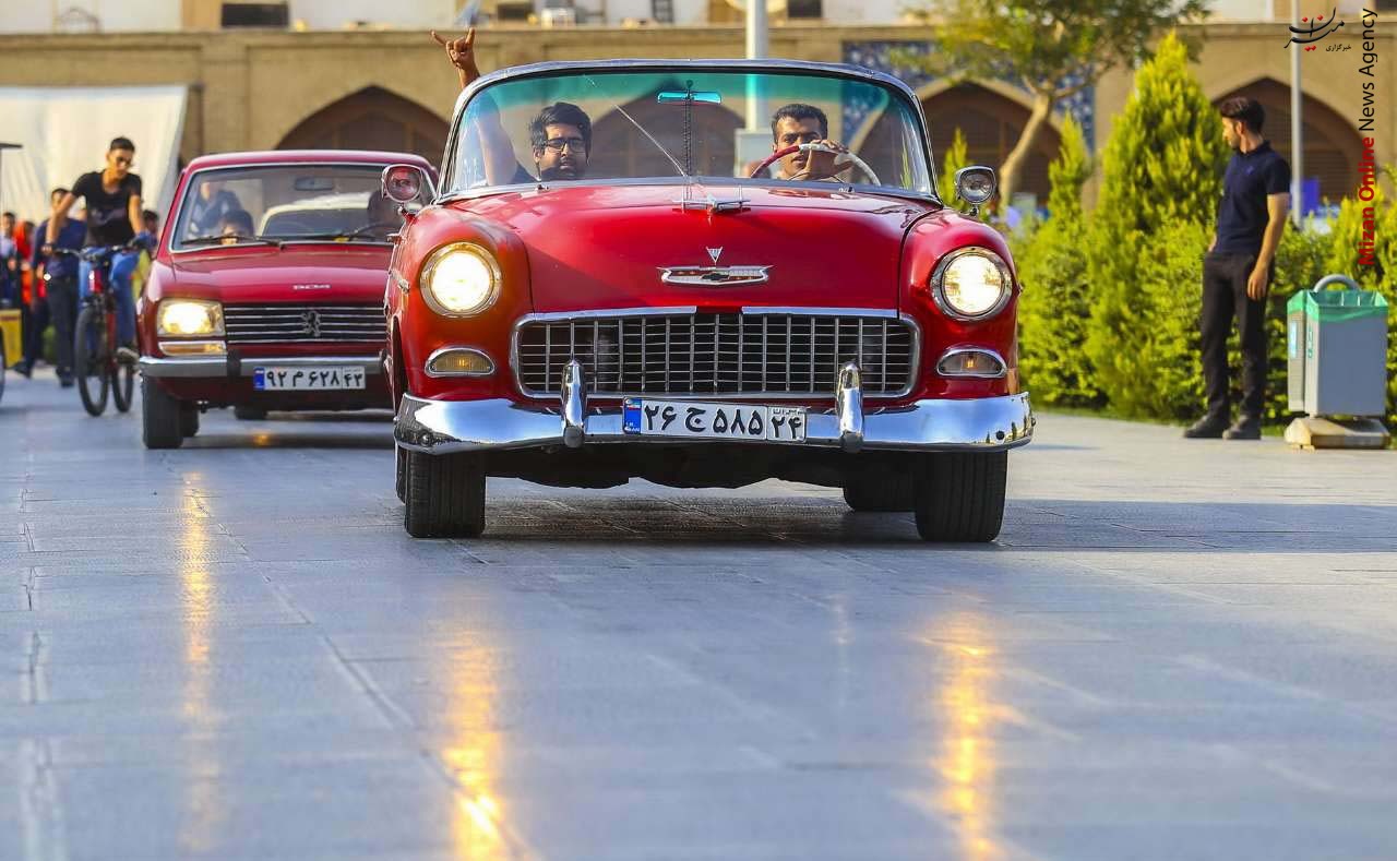 همایش خودروهای کلاسیک در میدان نقش جهان +عکس