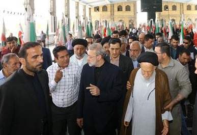 لاریجانی به مقام شامخ شهدا در گلزار شهدای لار ادای احترام کرد