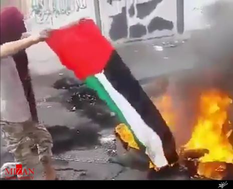 به آتش کشیده شدن پرچم امارات توسط معترضان در شهر 