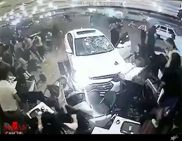 ورود دلهرهآور خودرویی به یک رستوران در ترکیه +فیلم ورود دلهرهآور خودرویی به یک رستوران در ترکیه +فیلم