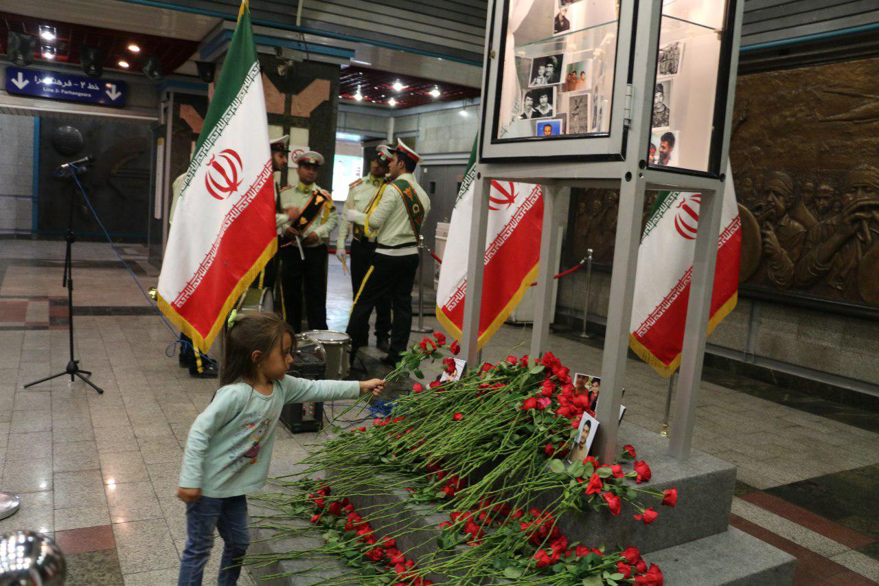 برگزاری مراسم گرامیداشت یاد شهدای جنایت تروریستی اهواز در مترو تهران برگزاری مراسم گرامیداشت یاد شهدای جنایت تروریستی اهواز در مترو تهران