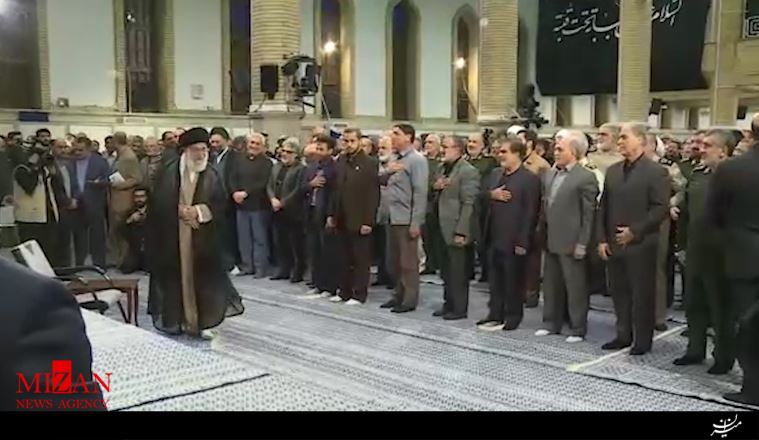 لحظاتی از آغاز دیدار شب خاطره دفاع مقدس با حضور رهبر انقلاب +فیلم