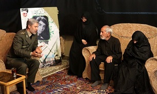 امیر حاتمی با خانواده شهید تازه تفحص شده دیدار کرد