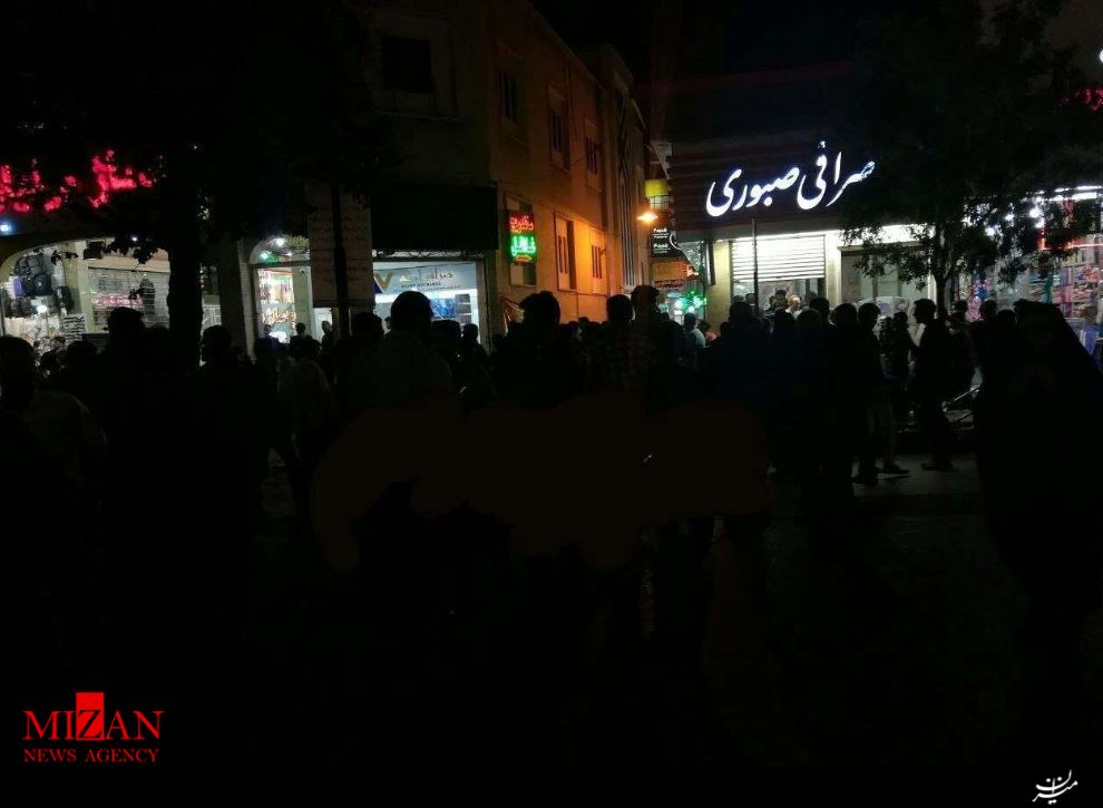 هجوم مردم برای فروش دلار +تصاویر هجوم مردم برای فروش دلار +تصاویر