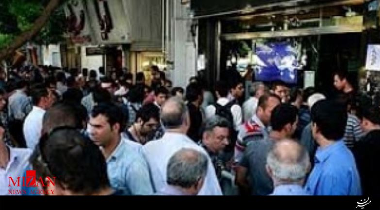 هجوم مردم برای فروش دلار +تصاویر هجوم مردم برای فروش دلار +تصاویر