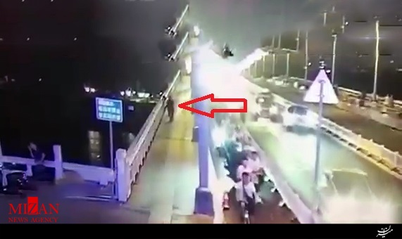 لحظه پرتاب کردن یک زن به داخل رودخانه از روی پل + فیلم لحظه پرتاب کردن یک زن به داخل رودخانه از روی پل + فیلم