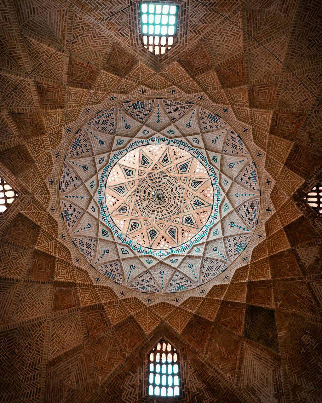 تصویری از سقف شگفت انگیز تیمچه بازار خان یزد