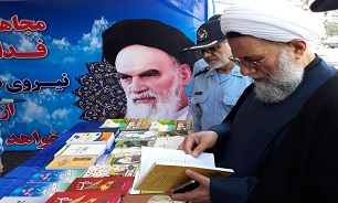 رئیس سازمان عقیدتی سیاسی ارتش  از نمایشگاه فرهنگی سازمان عقیدتی سیاسی در میدان انقلاب بازدید کرد