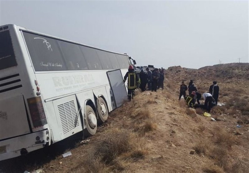 اجساد ۵ جانباخته واژگونی اتوبوس در مرودشت به پزشکی قانونی تحویل شد