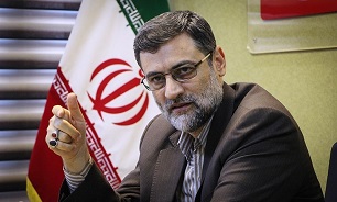 .ظهر در کلکته میهمان بزرگ مسلمانان منطقه که۳۰میلیون پیرو دارد و حنفی مذهب است بودم.در خانه ای بسیار کوچک و محقر که کل ابعادش به ۸۰ متر نمی رسد.عاشق علی واهل بیت است و مراسمات حسینی را با مداحی پسرش برگزار می کند.۵۰۰۰کیلومتر دورتر،در بنگال غربی،در مرز بنگلادش و هند #الحسین_یجمعنا