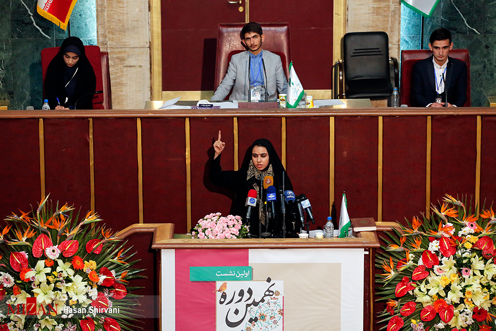 دانش آموزی روایتی تصویری از اتفاقات امروز/ واژگونی مرگبار کامیون حامل مهاجران در ترکیه/ غباروبی حرم حضرت علی (ع) در آستانه اربعین/ نمایشگاه خودروهای قدیمی و کلاسیک در اوکراین
