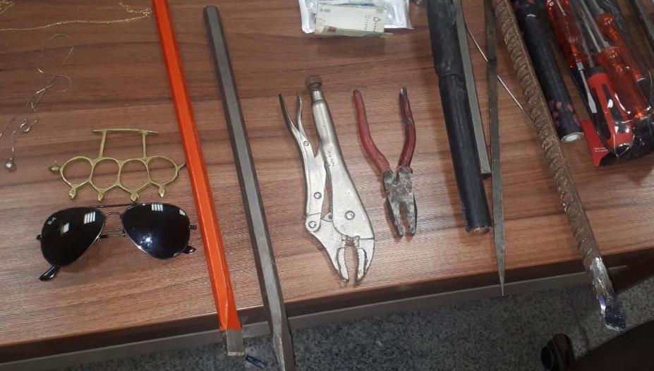 دستگیری سارق با ۱۰۰ گرم طلای سرقتی/اعضای دیگر باند تحت تعقیب پلیس هستند دستگیری سارق با ۱۰۰ گرم طلای سرقتی/اعضای دیگر باند تحت تعقیب پلیس هستند