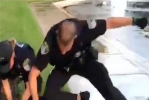 حمله وحشیانه پلیس فلوریدای آمریکا به دختر نوجوان سیاه پوست حمله وحشیانه پلیس فلوریدای آمریکا به دختر نوجوان سیاه پوست