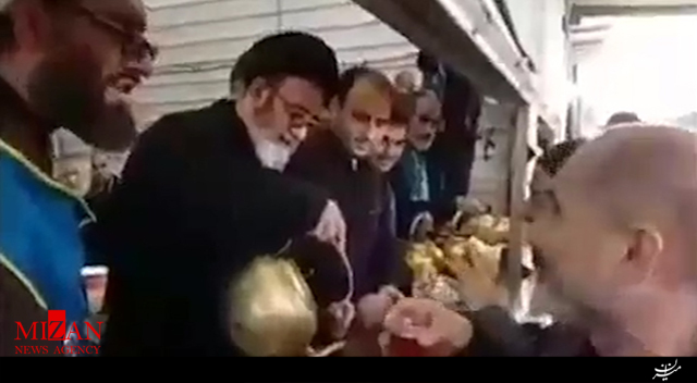 پذیرایی امام جمعه تبریز از زائران اربعین در مرز شلمچه + فیلم پذیرایی امام جمعه تبریز از زائران اربعین در مرز شلمچه + فیلم